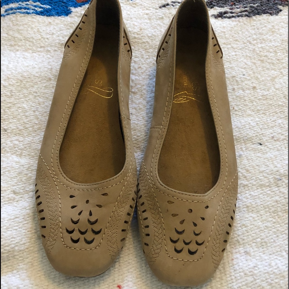 Aerosoles beige flats.